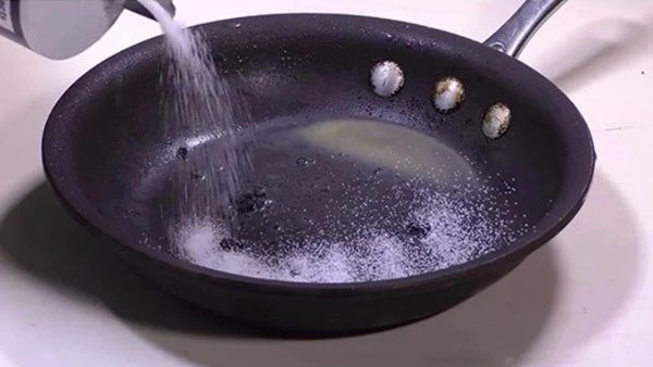 Dùng nước nóng để rửa chảo dầu mỡ là sai lầm lý do sẽ khiến nhiều người ngạc nhiên - 2