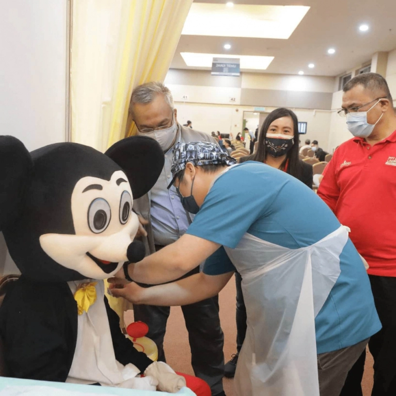 dương quý phi thời hiện đại đi tiêm vaccine covid-19 quét sạch phòng khám với bộ váy 2m - 6