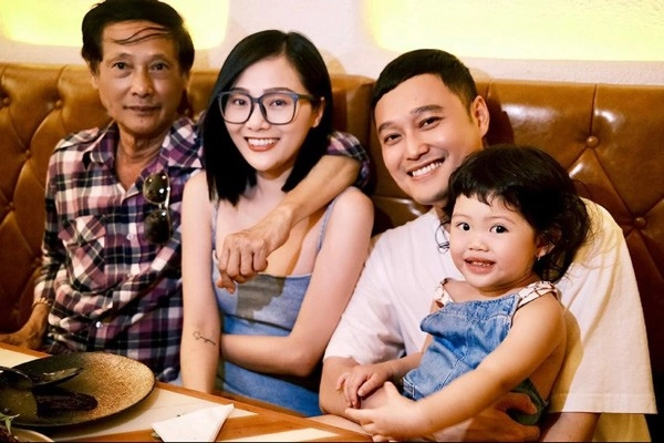 Em gái hoàng tử quang vinh xinh đẹp sành điệu có gu ăn mặc khác hẳn anh trai - 1