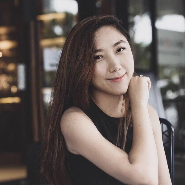 Em gái trấn thành thích diện đồ đen dùng hàng hiệu tinh tế không kém anh trai - 7