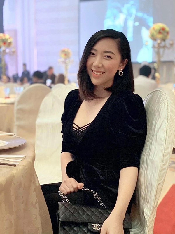 Em gái trấn thành thích diện đồ đen dùng hàng hiệu tinh tế không kém anh trai - 9