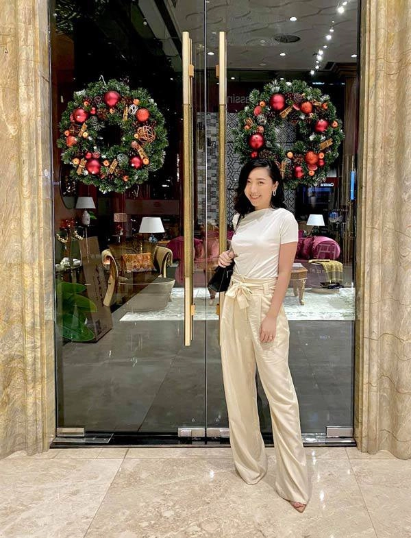 Em gái trấn thành thích diện đồ đen dùng hàng hiệu tinh tế không kém anh trai - 10