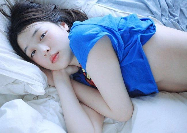 gái hư xứ hàn mặc mốt no bra người ném đá kẻ bênh chằm chặp - 1