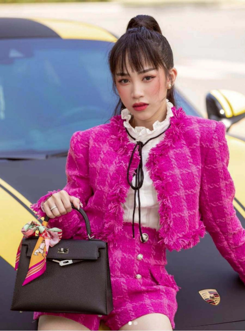 Giàu như ái nữ minh nhựa tậu giày hiệu liền tay trong vô thức xem giá mới nể - 7
