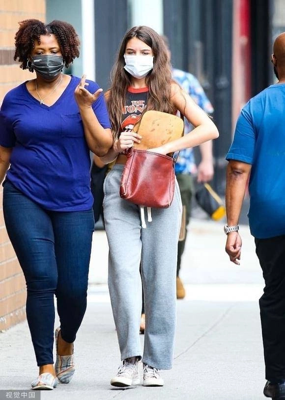 Hết bị chê hở hangcông chúa hollywoodsuri cruise lại ăn mặc lôi thôi dùng đồ cũ mèm - 5