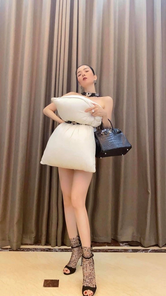 Hết đụng hàng ngọc trinh lệ quyên lại gặp đối thủ mới cuộc chiến hàng hiệu không khoan nhượng - 10