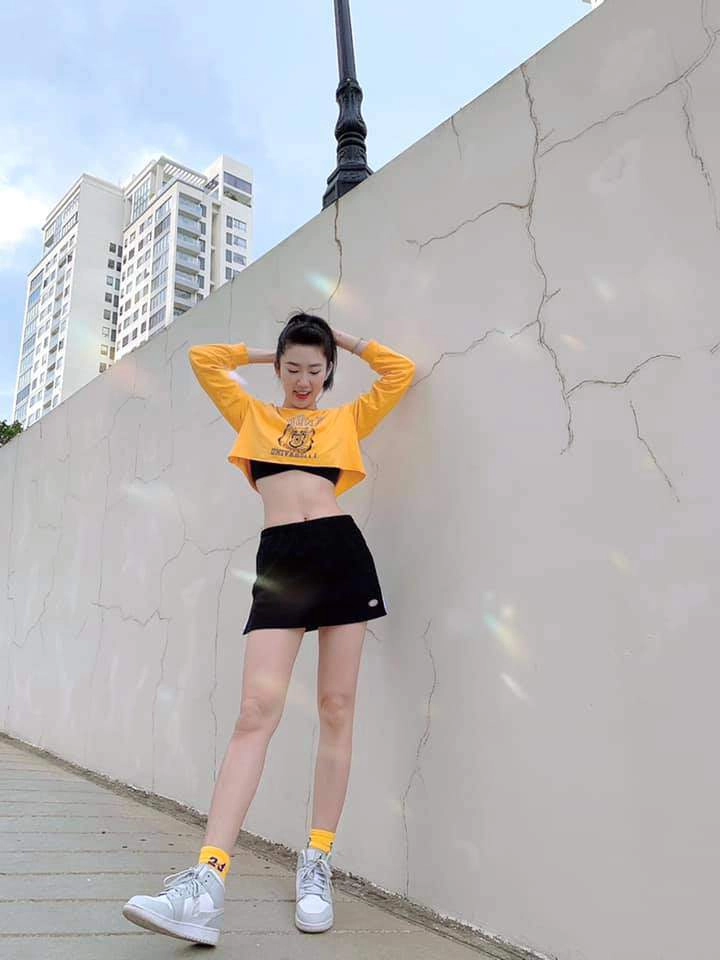 Hết thời váy áo lộng lẫy chị em vbiz phối đủ kiểu đồ tập ở nhà một công đôi chuyện - 9