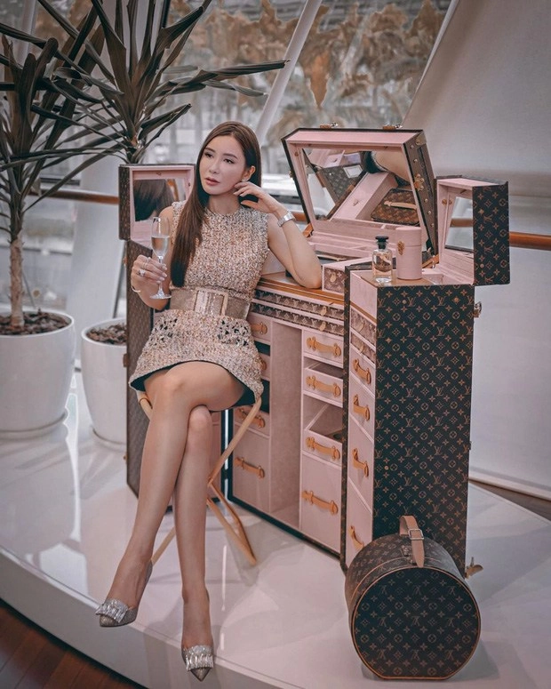 Hết xếp túi hermes chất đầy dinh thự cựu tiếp viên phủi tay sắm luôn rương trang điểm 4 tỷ - 1