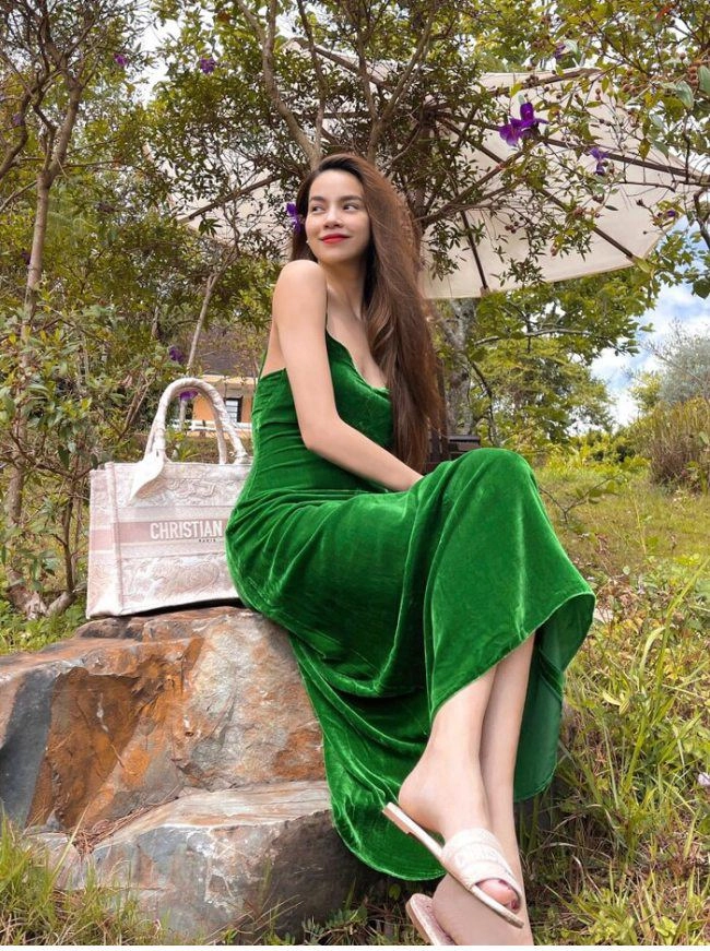 Hồ ngọc hà lăng xê loạt dép lê ngày hè nhưng nhìn giá ai nấy đều chịu thua - 2