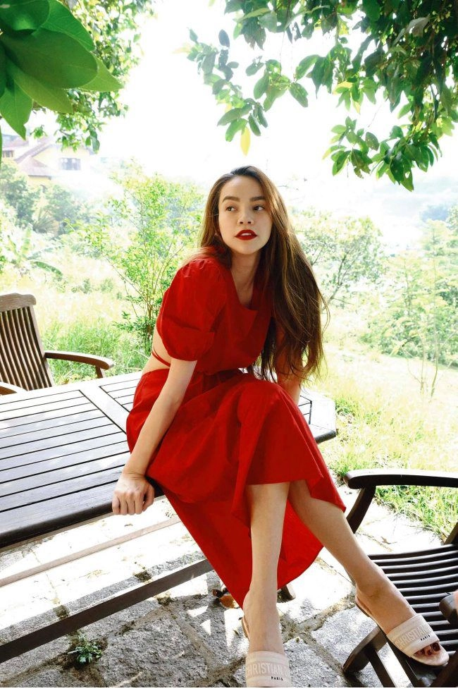 Hồ ngọc hà lăng xê loạt dép lê ngày hè nhưng nhìn giá ai nấy đều chịu thua - 3