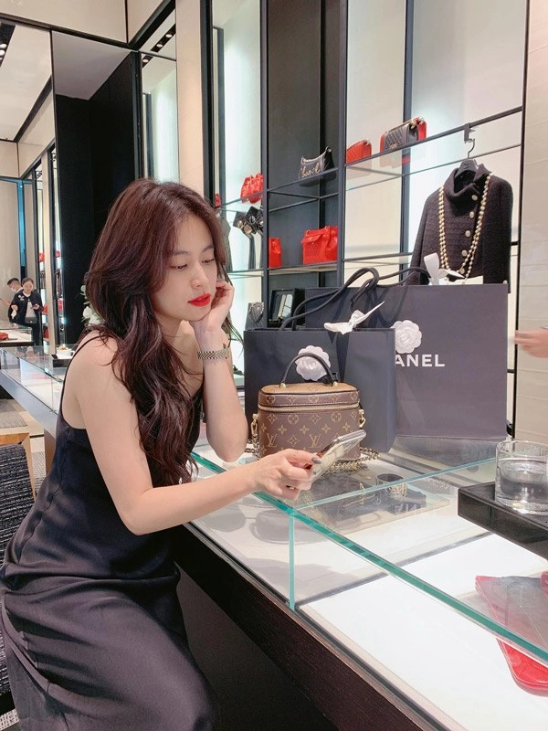 Hoàng thùy linh khoe móng tay nhọn hoắt nhưng đồng hồ tiền tỷ mới là điểm nhấn - 19