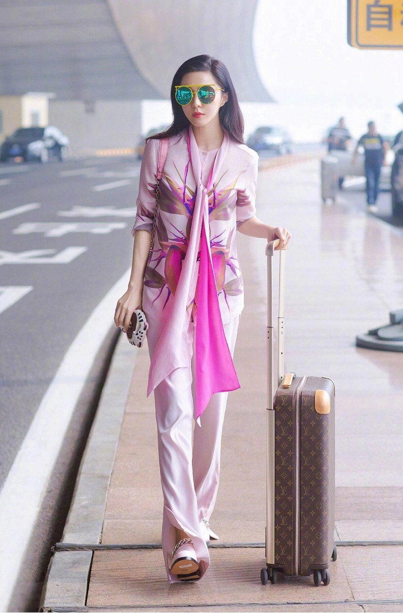 Hội hoa đán ở sân bay phạm băng băng châu tấn như cái bang triệu vy lội dòng bất ngờ - 6