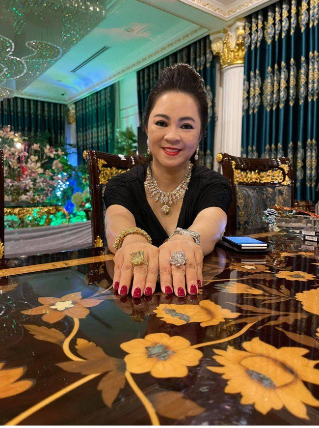 Hội vợ đại gia khoe của vy oanh đeo nhẫn 22 tỷ bà phương hằng xứng danh trùm cuối - 8
