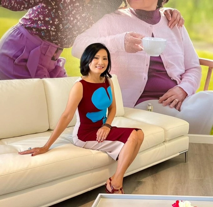 Hồng đào u60 vẫn diện váy ngắn khoe đôi chân nuột nà tươi trẻ - 14