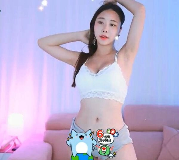 Hotgirl hàn mặc đồ cũn cỡn ra phố nhảy sexy gây phản cảm - 9