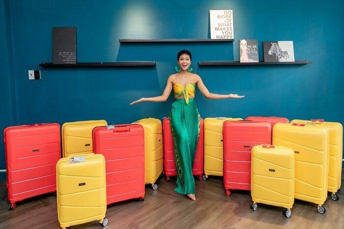 Khánh vân tuyên bố đem 200 outfits đi miss universe đại diện indonesia liền đàn áp với container 400 bộ - 5