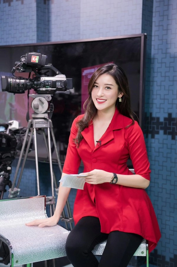 Khi á hậu lên đồ đi làm văn phòng có khác gì so với các nàng - 11