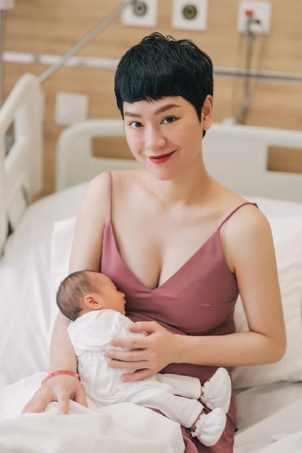 Khi các bà mẹ vbiz xuất viện sau sinh hà hồ sành điệu vẫn chưa màu mè bằng vy oanh - 9