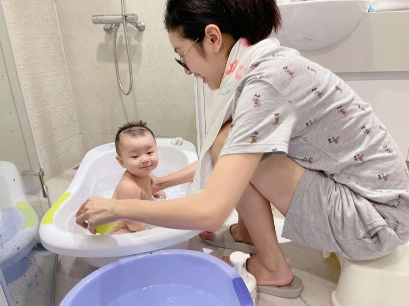 Khi hoa hậu làm mẹ bỉm cất hết váy áo lộng lẫy ở nhà mặc xoàng xĩnh nhận khó ra - 13