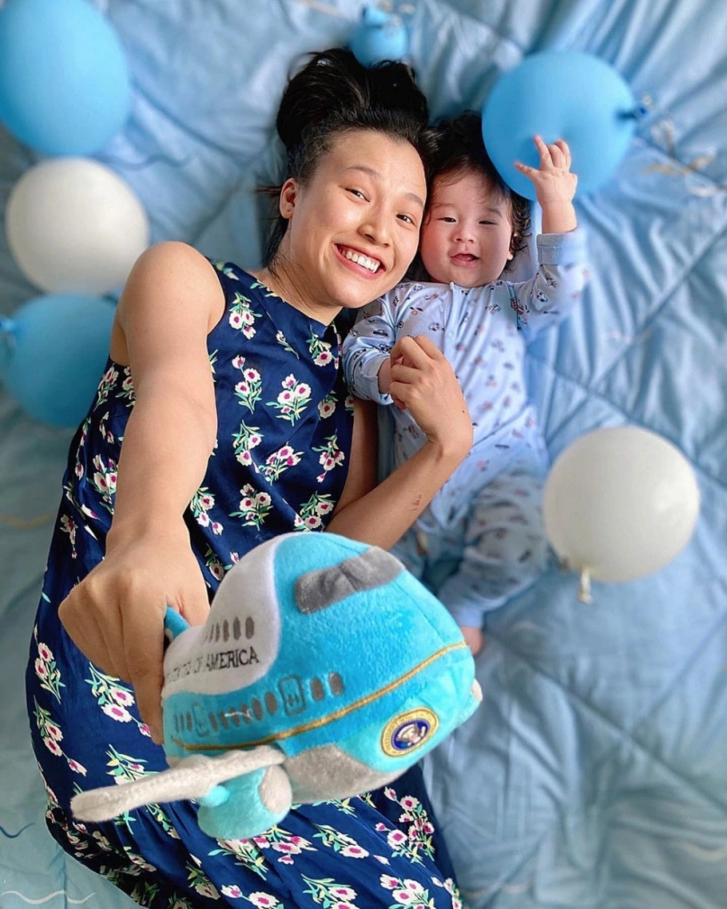 Khi hoa hậu làm mẹ bỉm cất hết váy áo lộng lẫy ở nhà mặc xoàng xĩnh nhận khó ra - 16