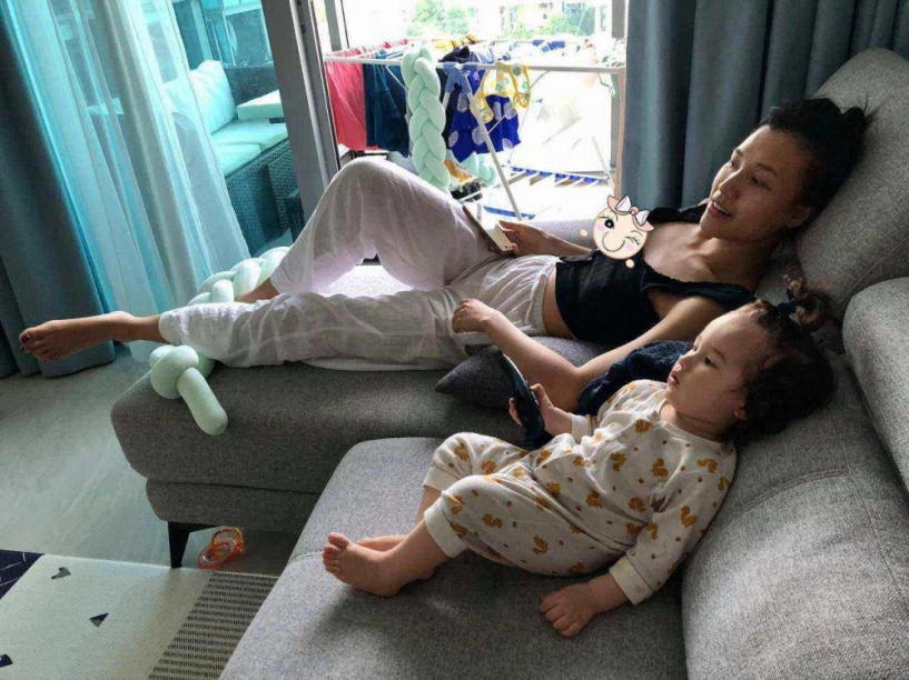 Khi hoa hậu làm mẹ bỉm cất hết váy áo lộng lẫy ở nhà mặc xoàng xĩnh nhận khó ra - 17