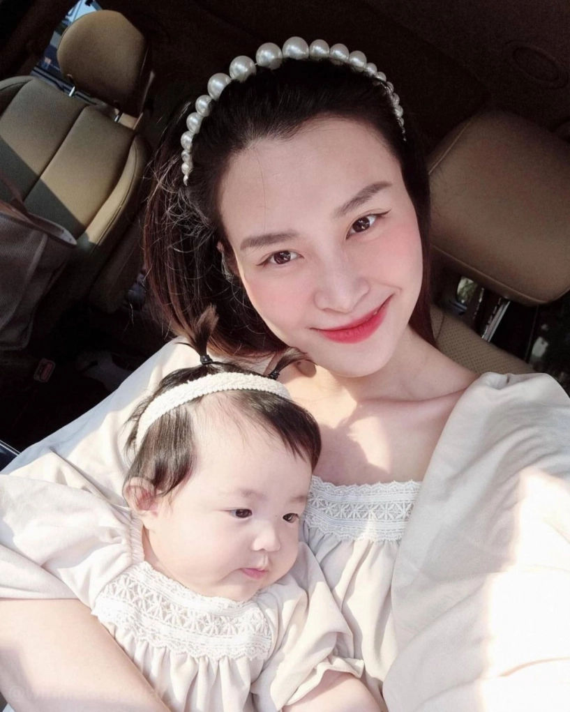 Khi mẹ con đông nhi đụng hàng một kiểu mốt ái nữ winnie biến mẹ trở thành mờ nhạt - 10
