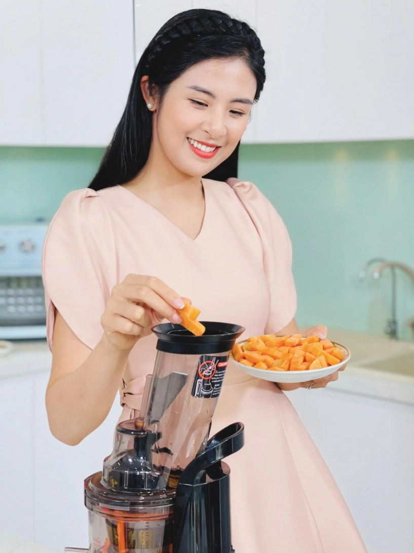 Khi sao vào bếp mùa giãn cách người đóng bộ kín bưng người chỉ chờ để hở - 6