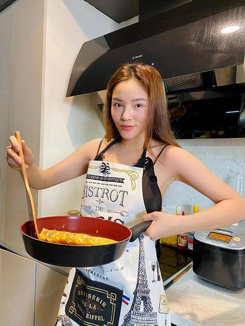 Khi sao vào bếp mùa giãn cách người đóng bộ kín bưng người chỉ chờ để hở - 8