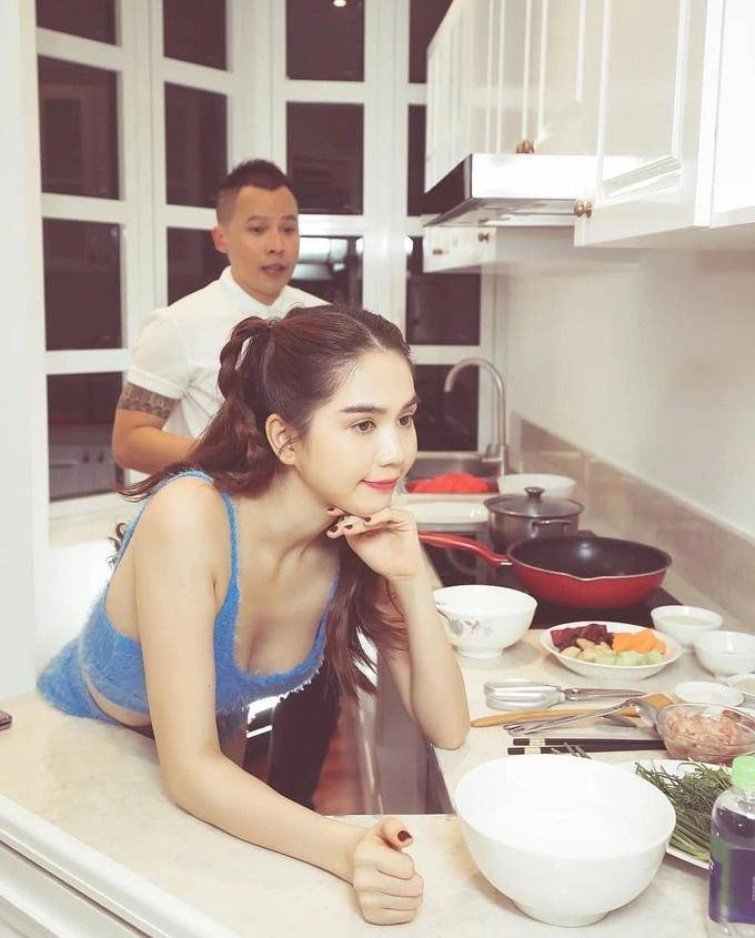 Khi sao vào bếp mùa giãn cách người đóng bộ kín bưng người chỉ chờ để hở - 11