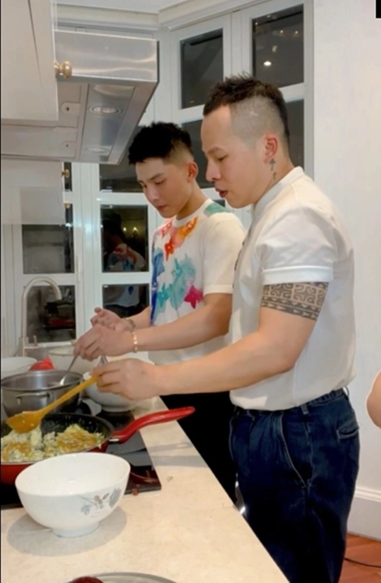 Khi sao vào bếp mùa giãn cách người đóng bộ kín bưng người chỉ chờ để hở - 13