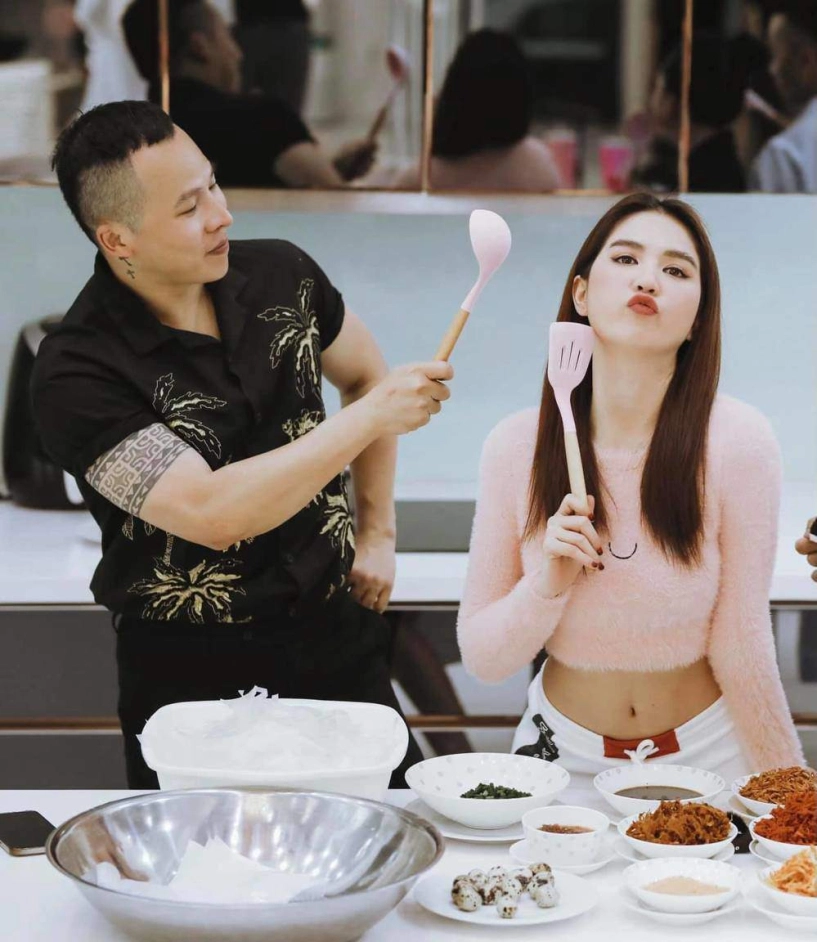 Khi sao vào bếp mùa giãn cách người đóng bộ kín bưng người chỉ chờ để hở - 14
