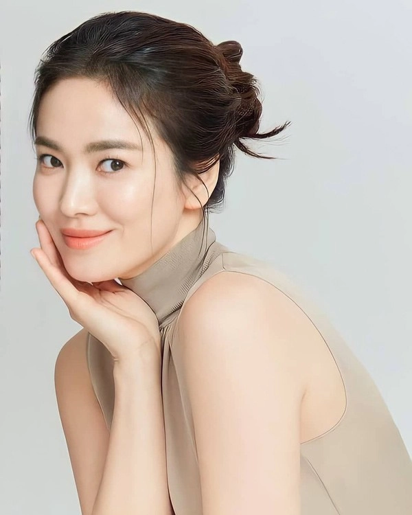 Khoe vòng một đẫy đà trên bìa tạp chí song hye kyo vẫn bị chê trang phục - 6