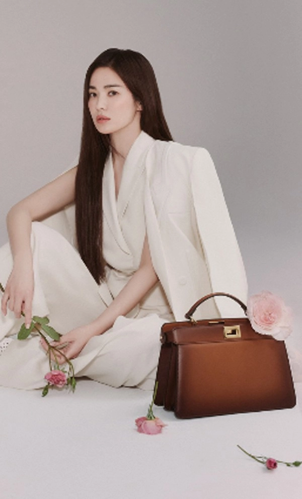 Khoe vòng một đẫy đà trên bìa tạp chí song hye kyo vẫn bị chê trang phục - 11