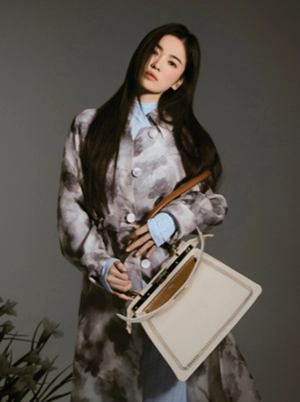 Khoe vòng một đẫy đà trên bìa tạp chí song hye kyo vẫn bị chê trang phục - 12
