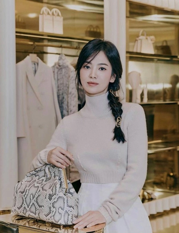 Khoe vòng một đẫy đà trên bìa tạp chí song hye kyo vẫn bị chê trang phục - 13
