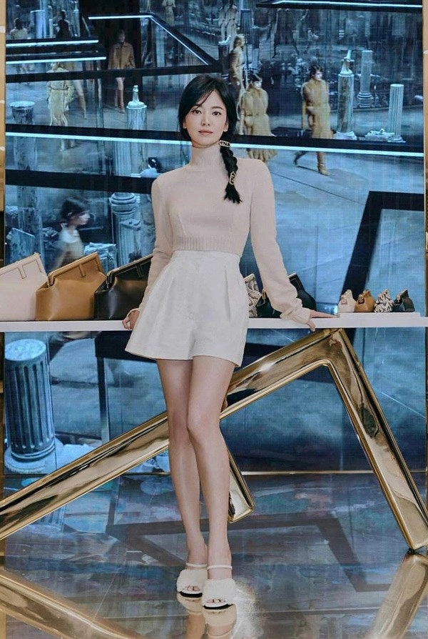 Khoe vòng một đẫy đà trên bìa tạp chí song hye kyo vẫn bị chê trang phục - 14