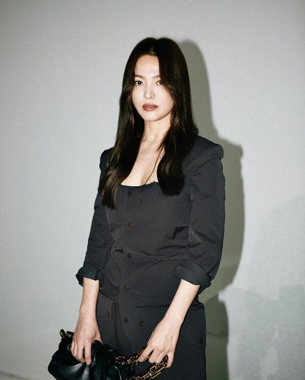 Khoe vòng một đẫy đà trên bìa tạp chí song hye kyo vẫn bị chê trang phục - 15