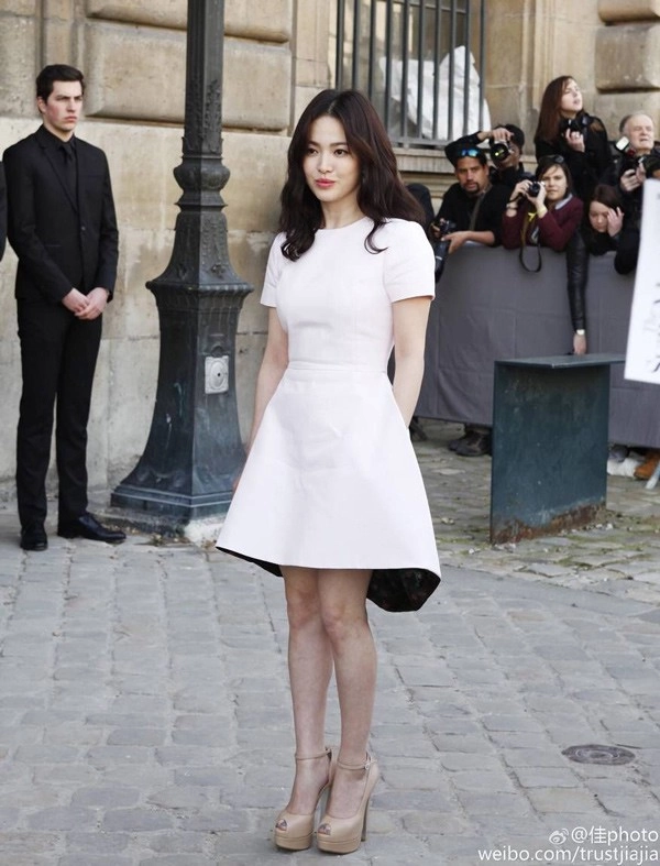 Khoe vòng một đẫy đà trên bìa tạp chí song hye kyo vẫn bị chê trang phục - 19