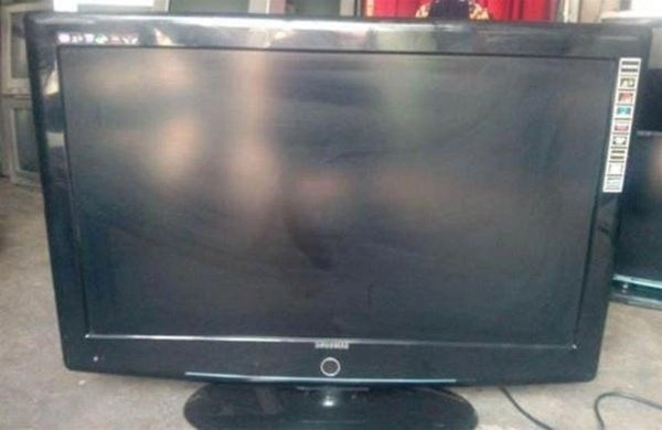 Không nên lau màn hình tv bằng nước nếu bị bẩn điều đó rất nguy hiểm và không sạch sẽ - 2
