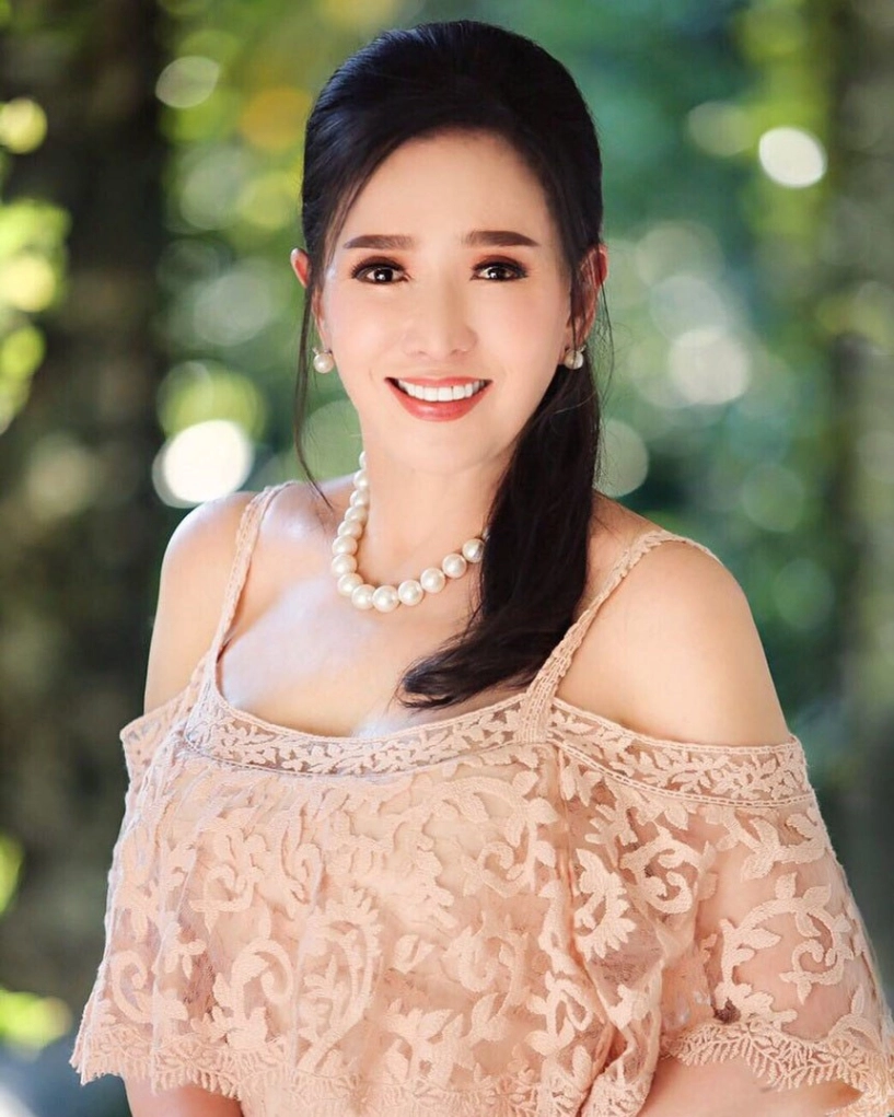 Kinh ngạc vẻ đẹp không tuổi sau 56 năm đăng quang của miss universe thái lan - 9