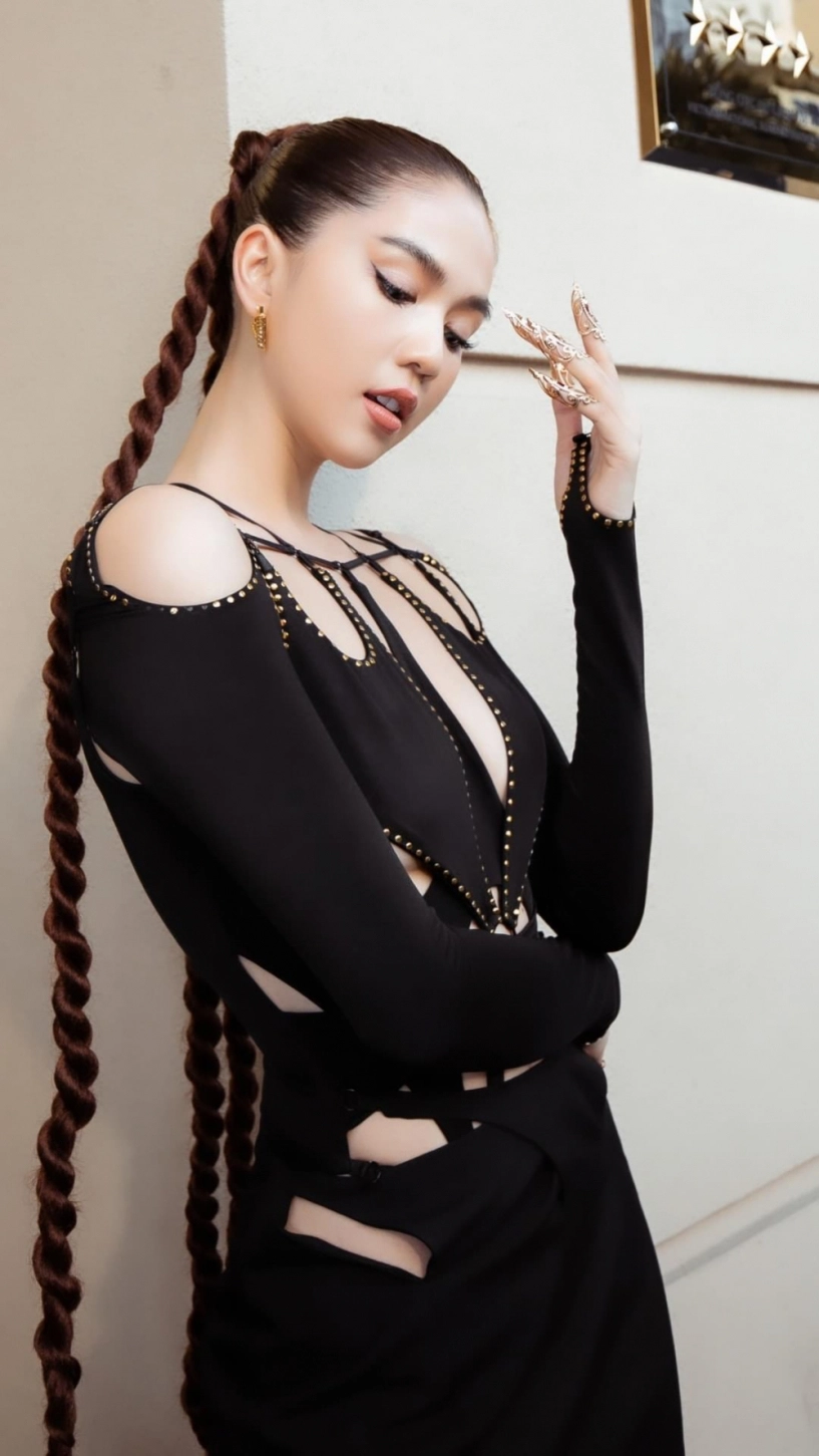 Lạ đời style thời trang rách rưới lên ngôi vải ép sát từng đường cong cơ thể - 1