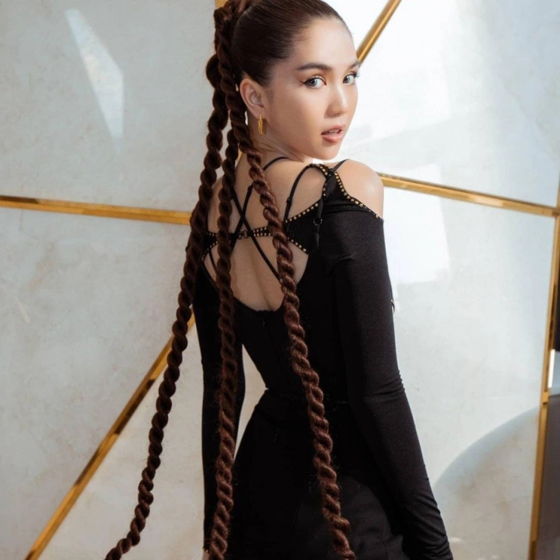 Lạ đời style thời trang rách rưới lên ngôi vải ép sát từng đường cong cơ thể - 2