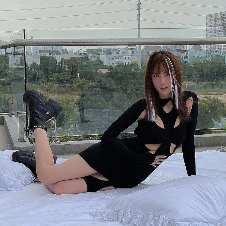 Lạ đời style thời trang rách rưới lên ngôi vải ép sát từng đường cong cơ thể - 8