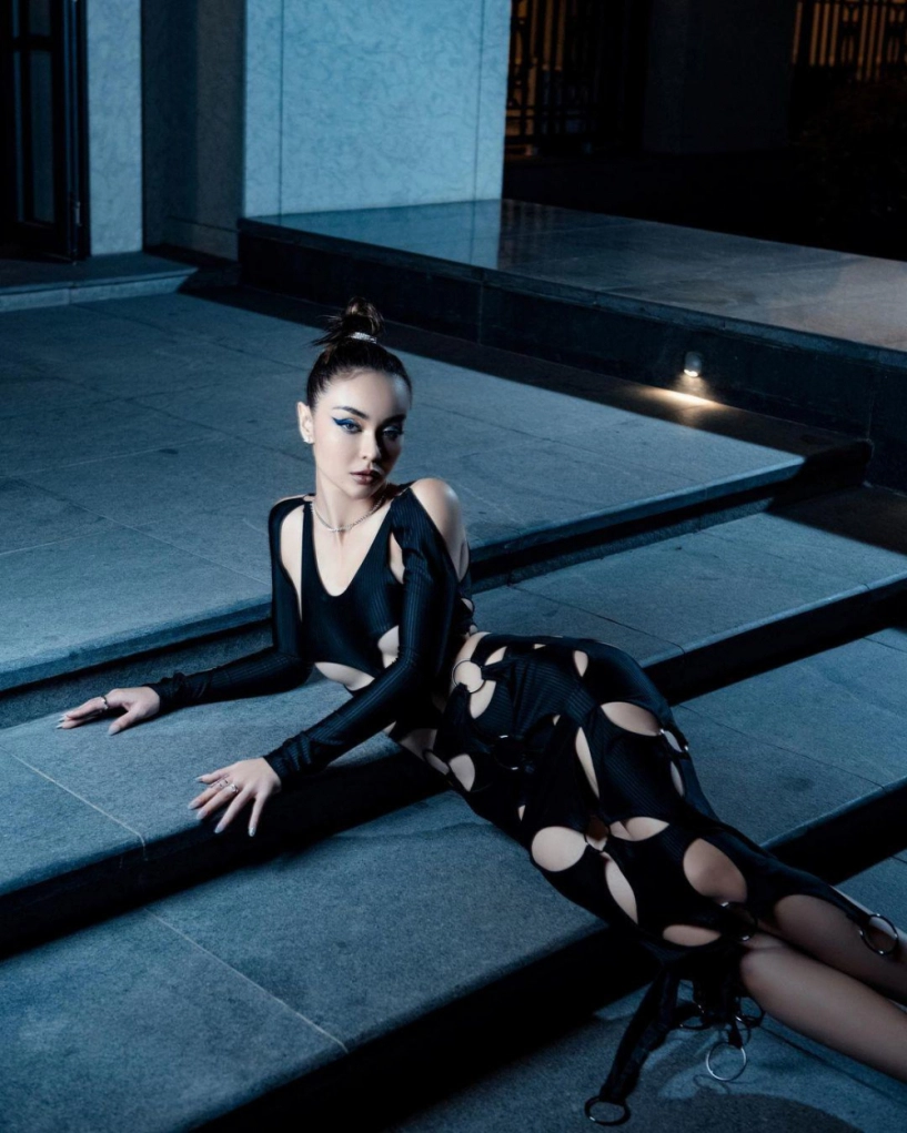 Lạ đời style thời trang rách rưới lên ngôi vải ép sát từng đường cong cơ thể - 16