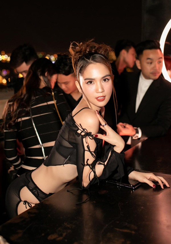 Lạ đời style thời trang rách rưới lên ngôi vải ép sát từng đường cong cơ thể - 10