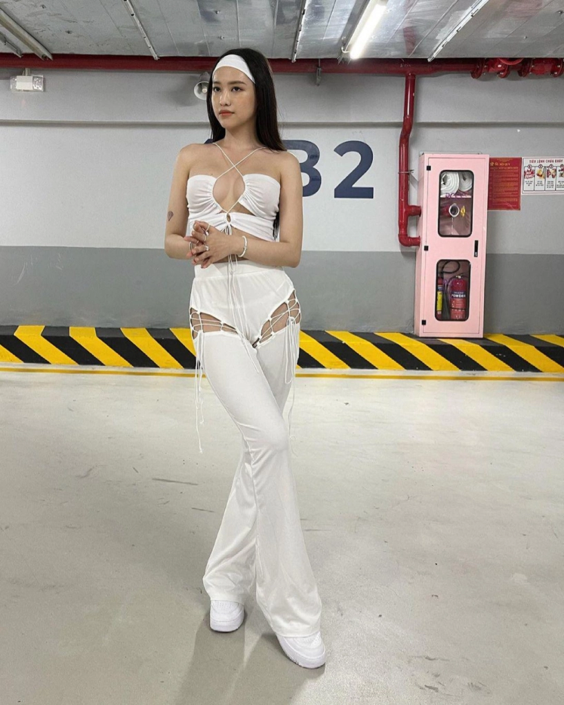 Lạ đời style thời trang rách rưới lên ngôi vải ép sát từng đường cong cơ thể - 25