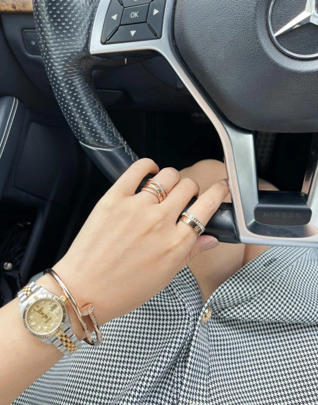Lã thanh huyền khoe hình selfie lấp lánh nhất là món đồ trên tay - 7