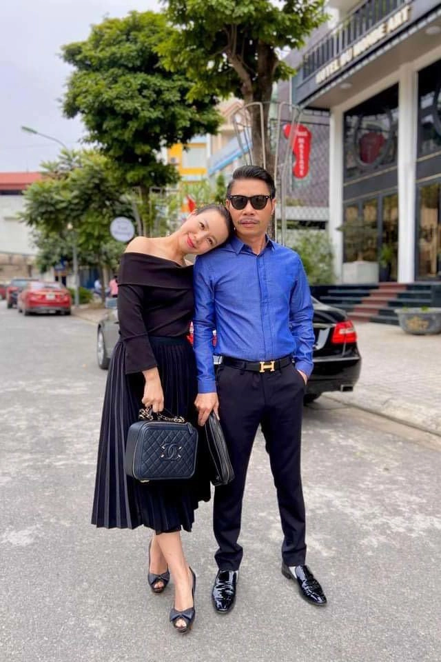 Lấy vợ kém 15 tuổi công lý nâng tầm phong cách vừa trẻ trung vừa sang chảnh - 4