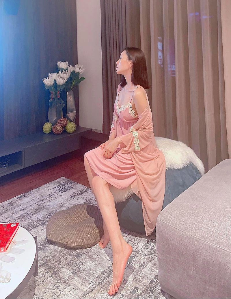 Lệ quyên diện đồ ngủ e ấp như thiếu nữ nhưng có gì đó sai sai mà phải xoá - 10
