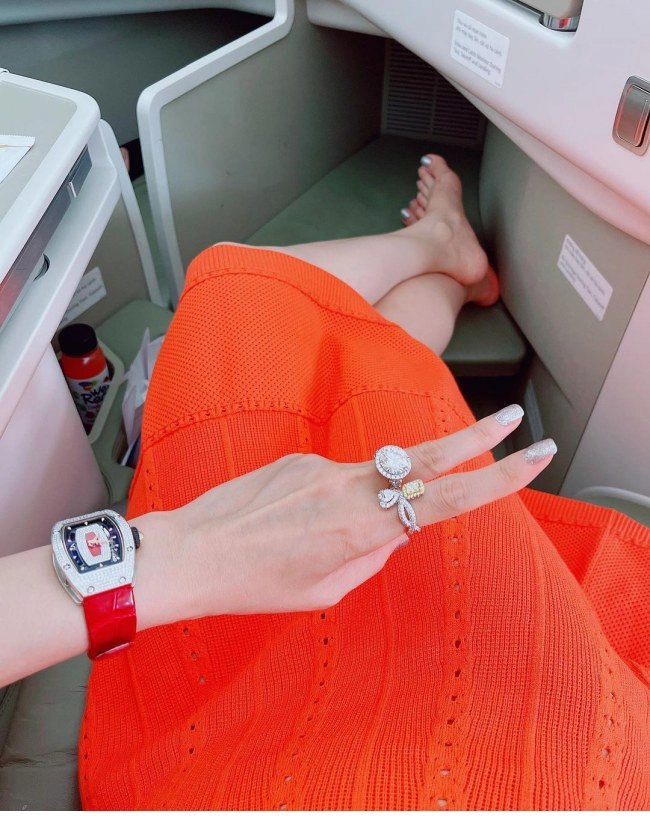 Lệ quyên khoe chiếc tủ đồng hồ nhỏ nhắn nhưng ai nấy đều choáng ngợp bởi sự giàu sang - 11